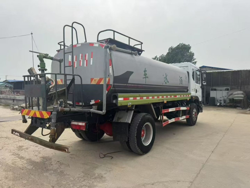 洒水车