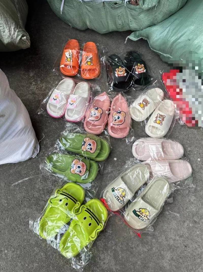 拖鞋尾货清仓一手货源全国各地物流发货欢迎上门采购