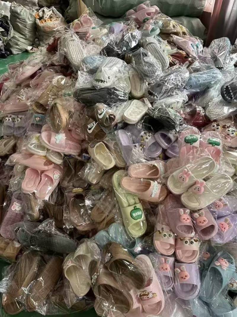 拖鞋尾货清仓一手货源全国各地物流发货欢迎上门采购