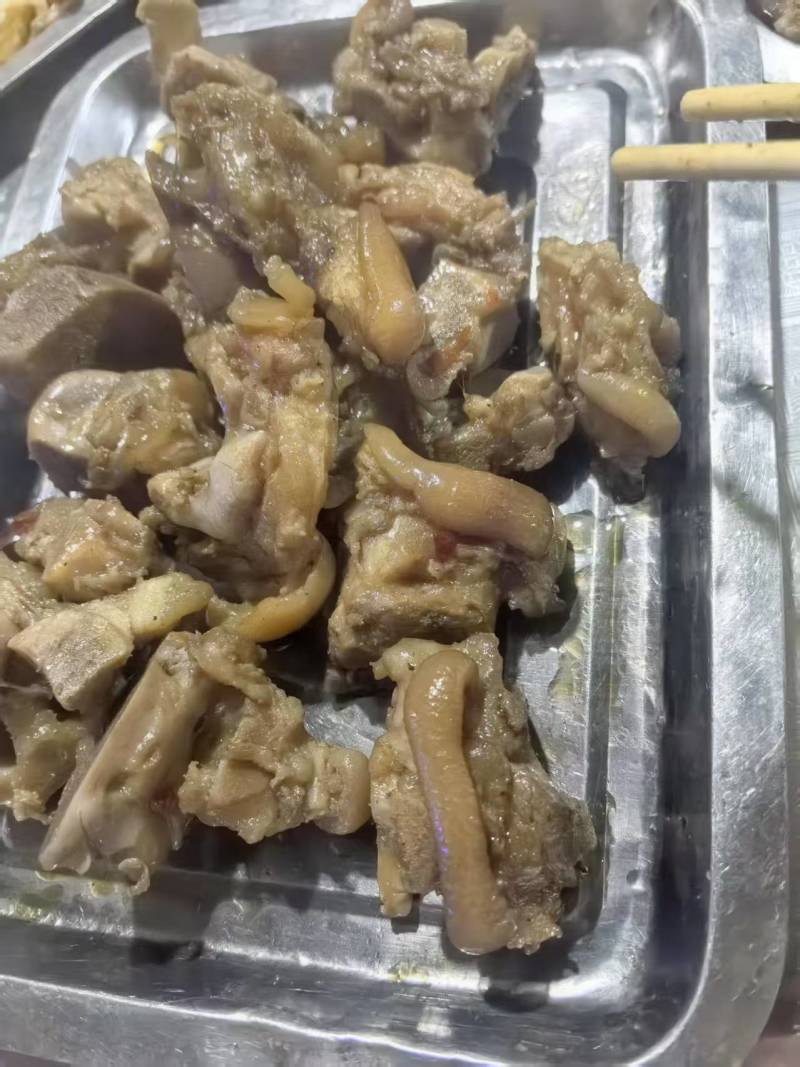 猪蹄块，火烧去毛的，颜色好，有带皮的，新品，**