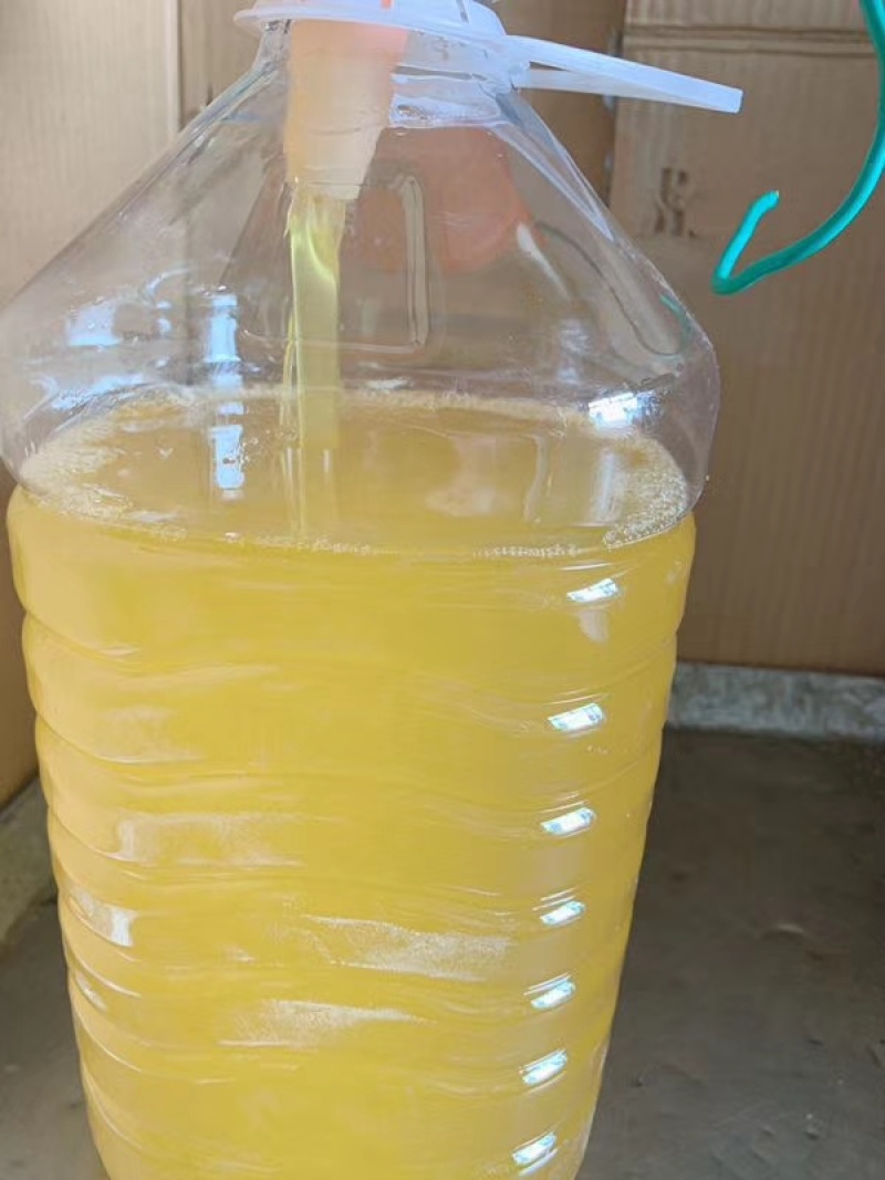 正宗花生油，纯正花生挤压出油