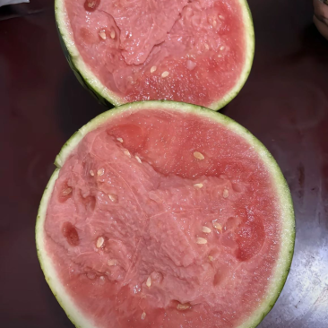 清甜多汁的西瓜，新鲜采摘直供，夏日解暑必备，品质保证