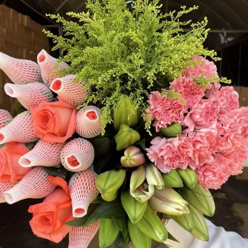 鲜花四件套玫瑰香水百合康乃馨向日葵云南基地花束
