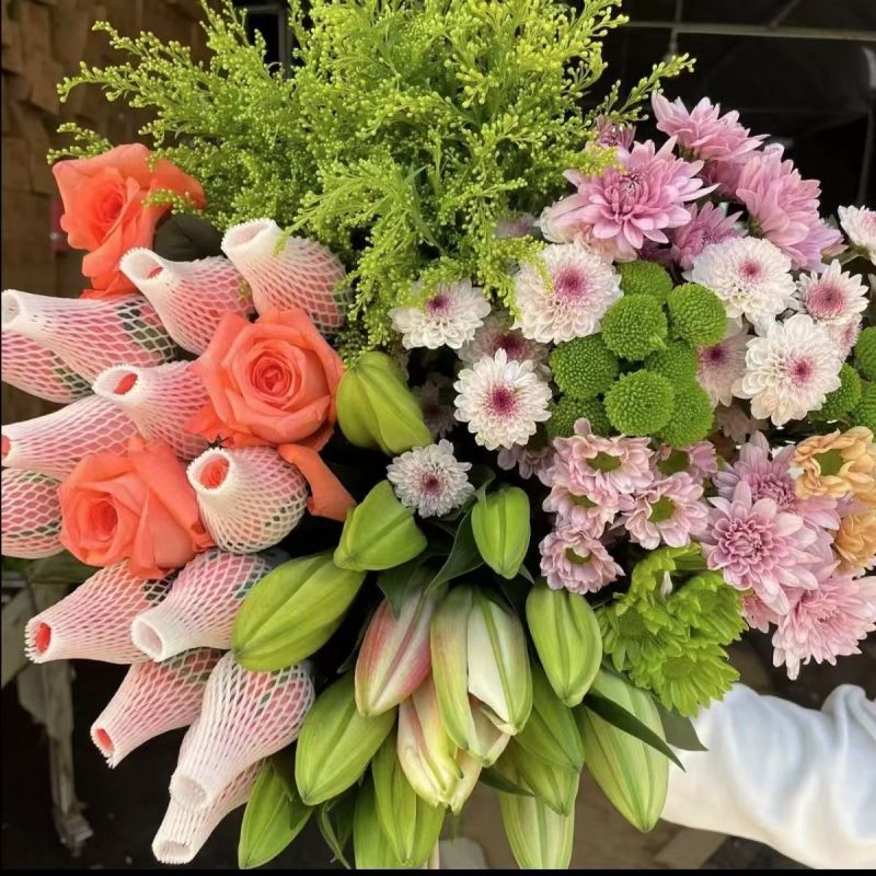 鲜花四件套玫瑰香水百合康乃馨向日葵云南基地花束