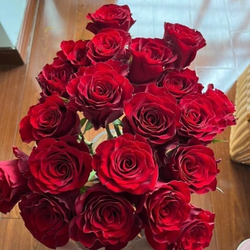 定制浪漫情侣花束:玫瑰伴蝴蝶小龙虾伴手礼为爱情添彩母亲节