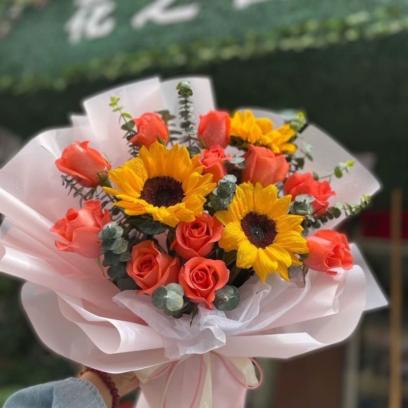 定制浪漫情侣花束:玫瑰伴蝴蝶小龙虾伴手礼为爱情添彩母亲节
