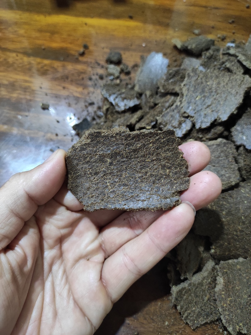 有600吨二级花生饼，粗蛋白含量26，粗脂肪6，