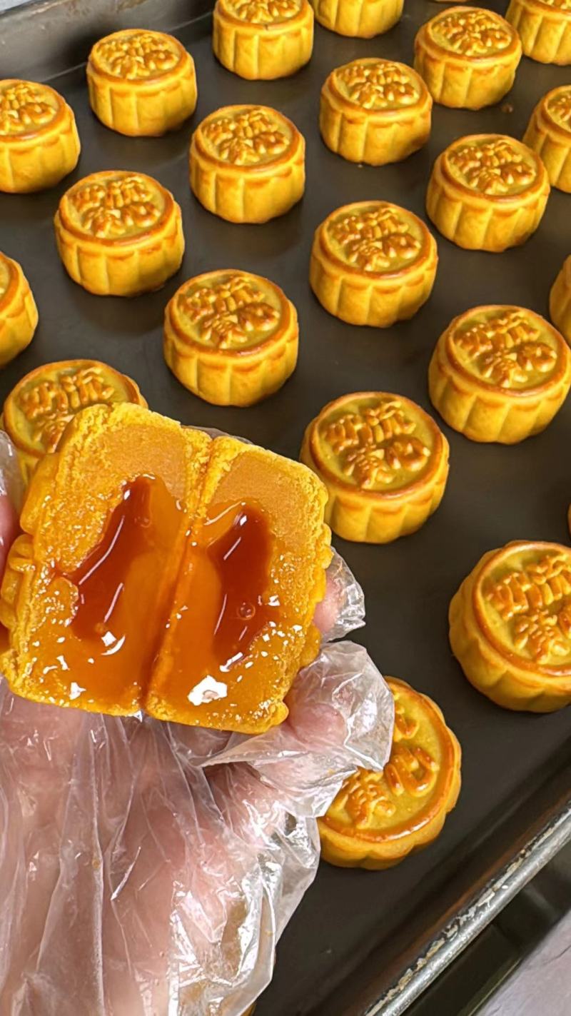 厂家直销奶黄流心月饼，支持代工，一件代发，私人订制