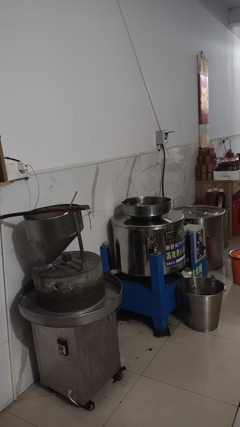 核桃油（品质保证）自产自销，鲜榨油品质好，欢迎来电洽谈