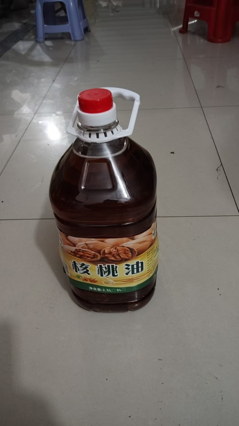 核桃油（品质保证）自产自销，鲜榨油品质好，欢迎来电洽谈