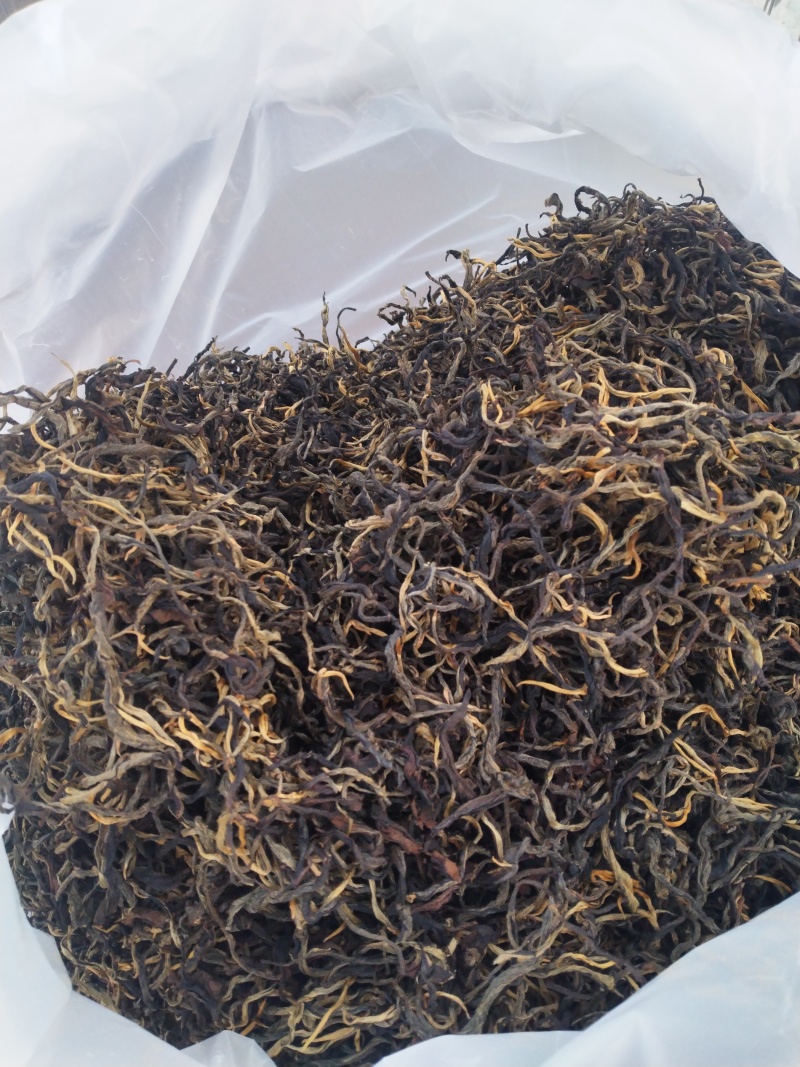 云南勐库大雪山古树红茶自然晾晒颜色正宗口感好