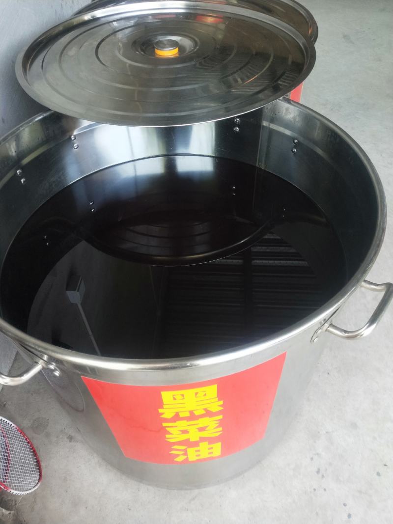 出售四川农村自榨菜籽油，保质保量，量大从优，有意者联系