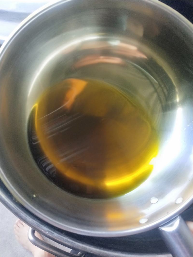 出售四川农村自榨菜籽油，保质保量，量大从优，有意者联系