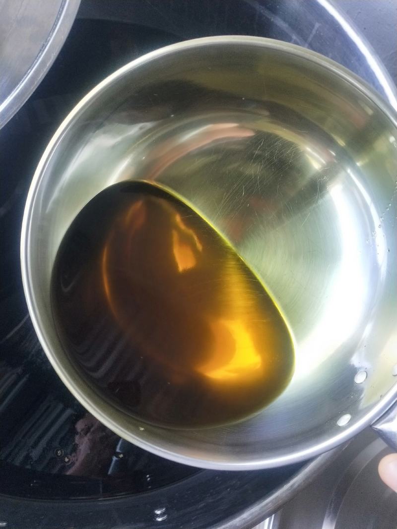 出售四川农村自榨菜籽油，保质保量，量大从优，有意者联系