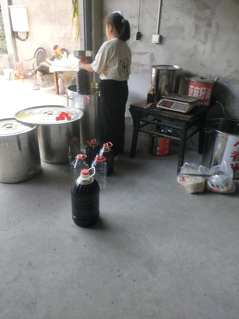 出售四川农村自榨菜籽油，保质保量，量大从优，有意者联系