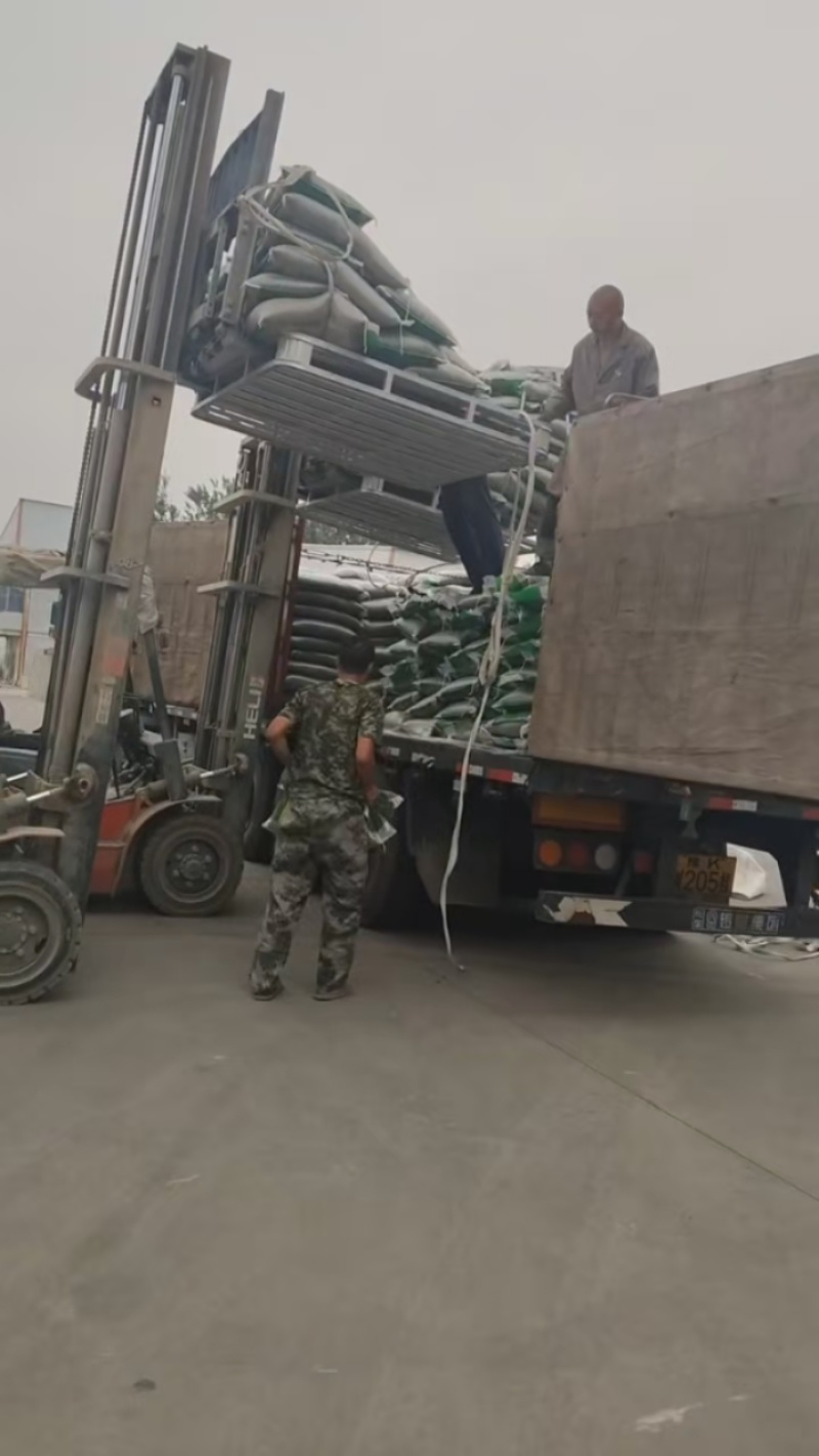东方红物流车队正在装车青岛发往上海