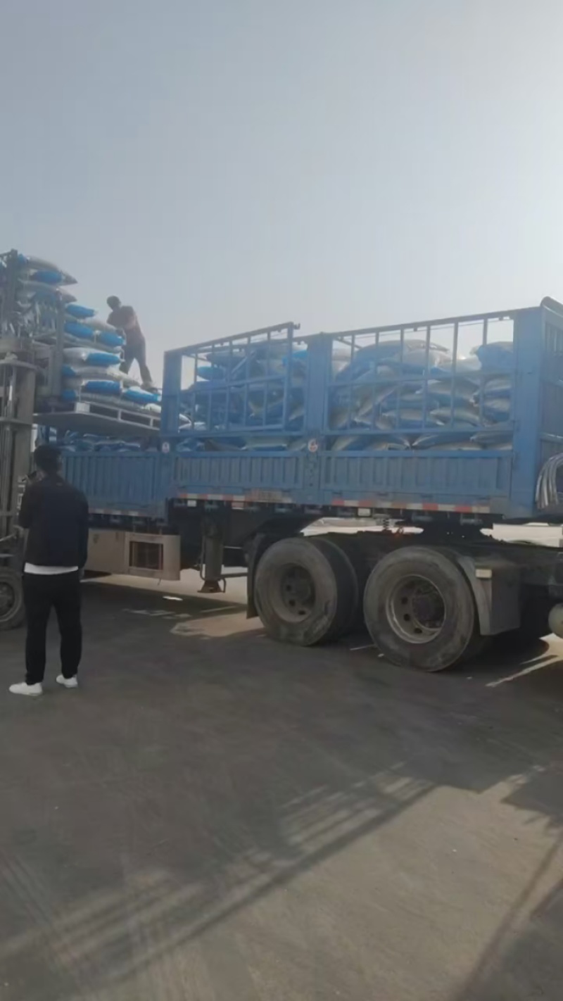 东方红物流车队正在装车青岛发往上海