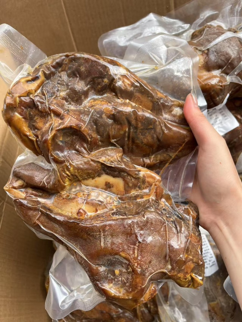 正宗麻辣羊头整只山羊头带耳批发单只2.5斤左右