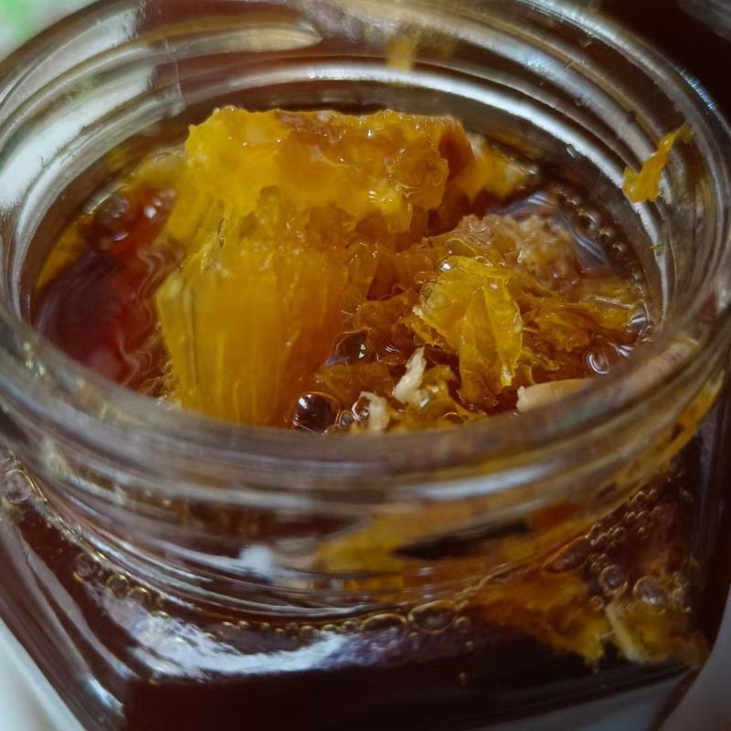 这些蜂蜜带着蜂巢，天然、原生态，