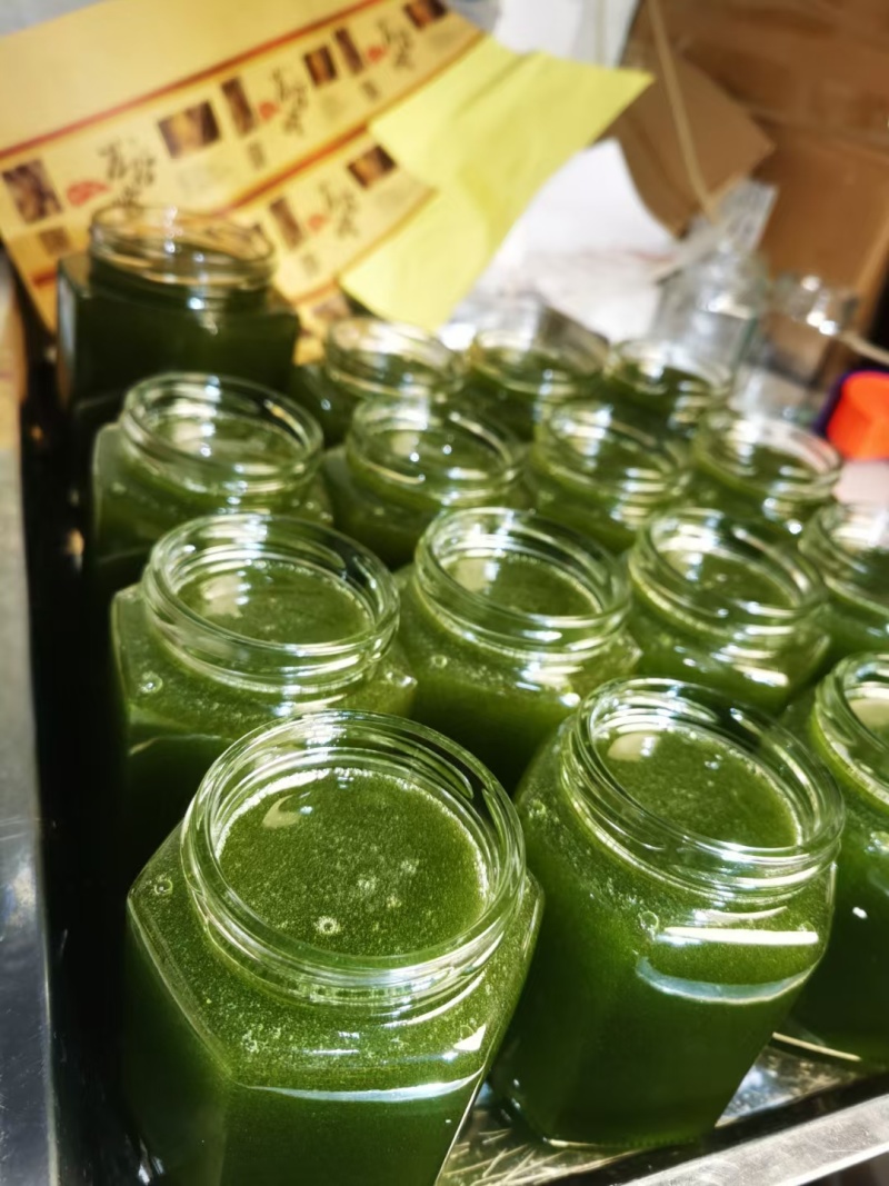 这些蜂蜜带着蜂巢，天然、原生态，