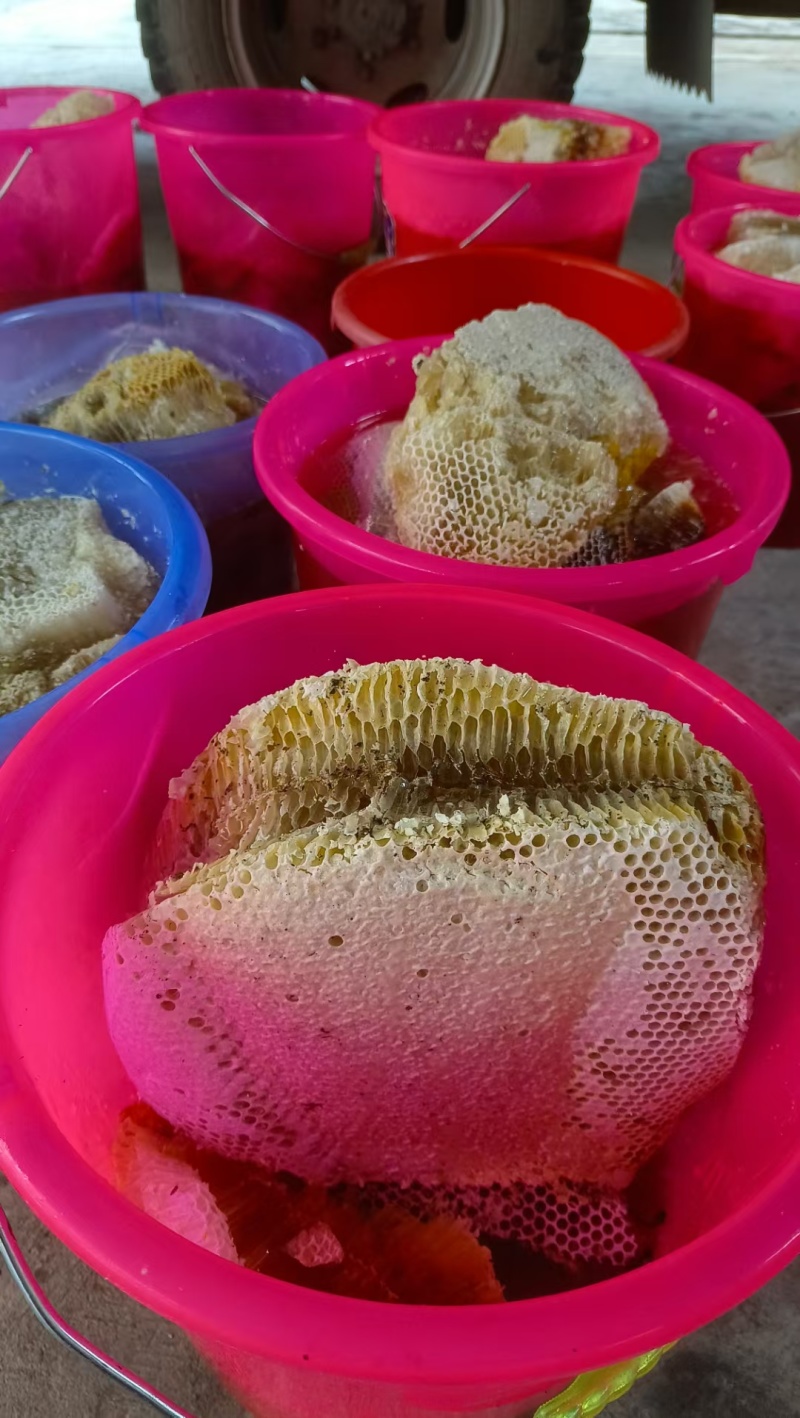 这些蜂蜜带着蜂巢，天然、原生态，
