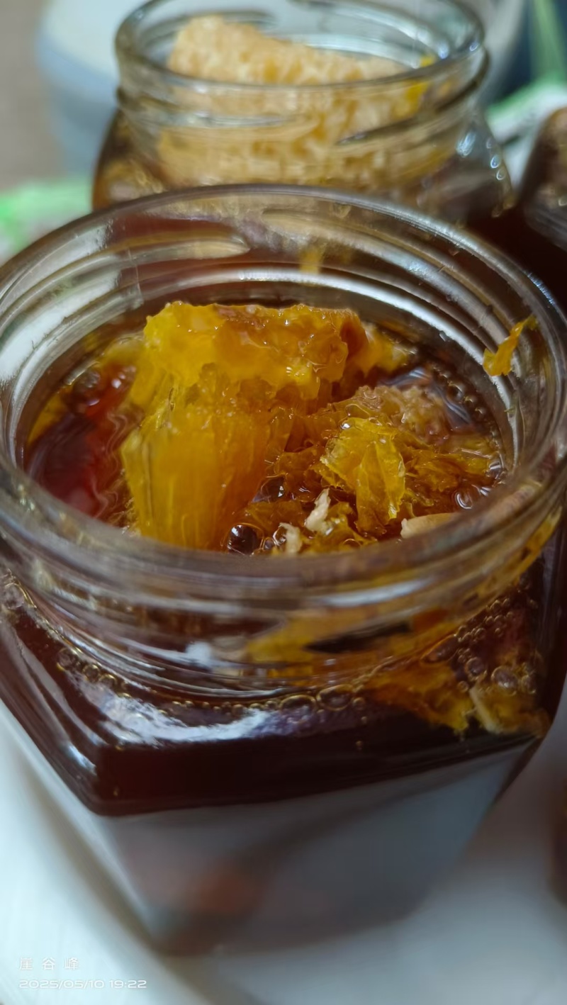 这些蜂蜜带着蜂巢，天然、原生态，