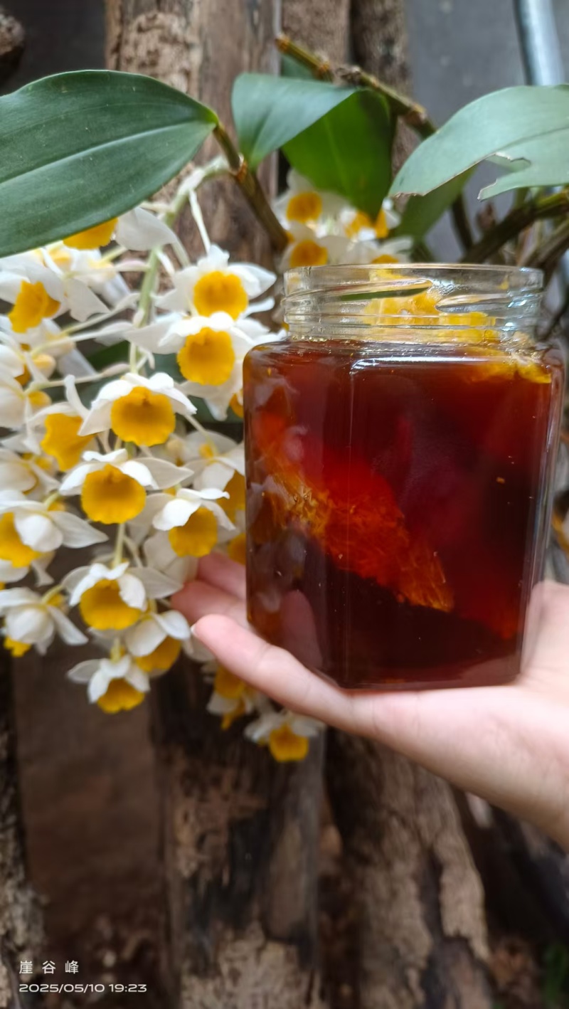这些蜂蜜带着蜂巢，天然、原生态，
