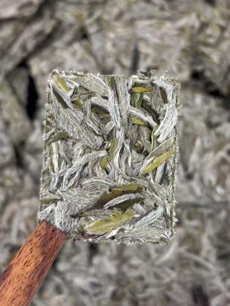 2025年白毫银针饼干茶，口感鲜爽甘甜，花香浓郁