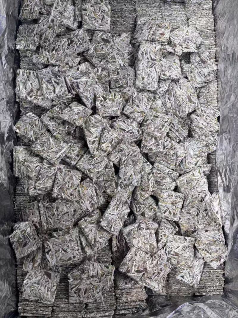 2025年白毫银针饼干茶，口感鲜爽甘甜，花香浓郁