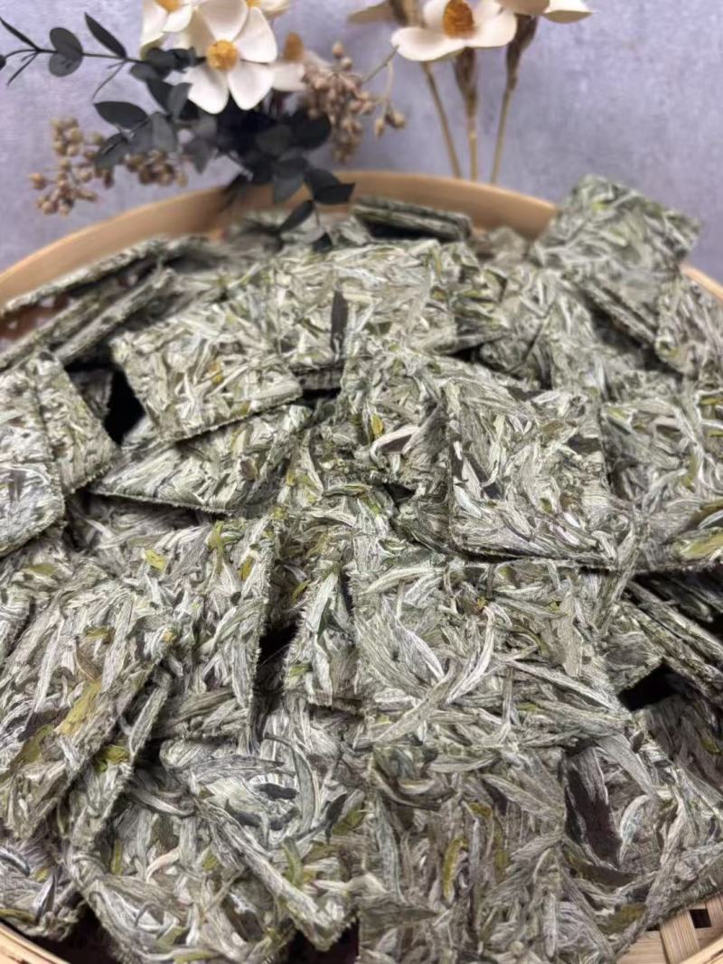 2025年白毫银针饼干茶，口感鲜爽甘甜，花香浓郁