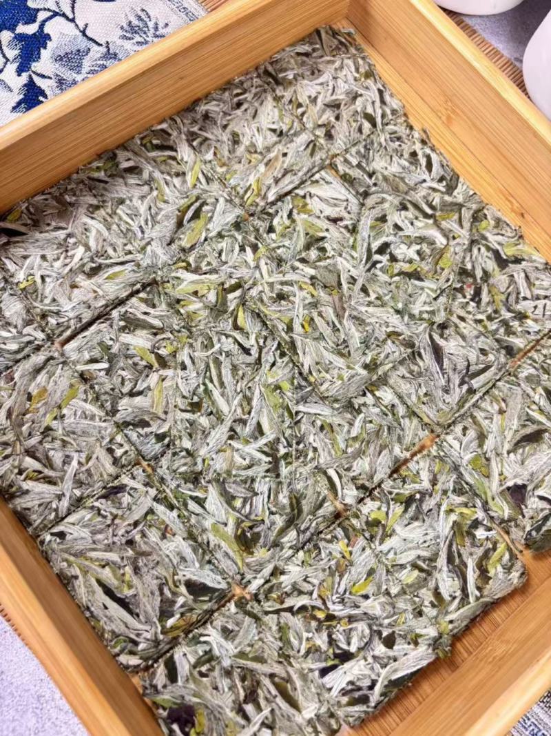 2025年白毫银针饼干茶，口感鲜爽甘甜，花香浓郁