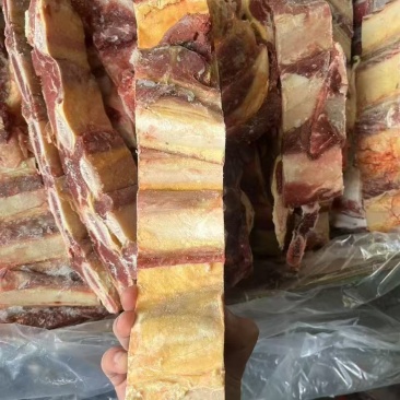 带肉牛肋排