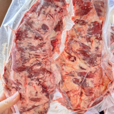 谷饲纯干牛群肉花纹饱满烧烤店使用纯干牛群肉哦单片包装