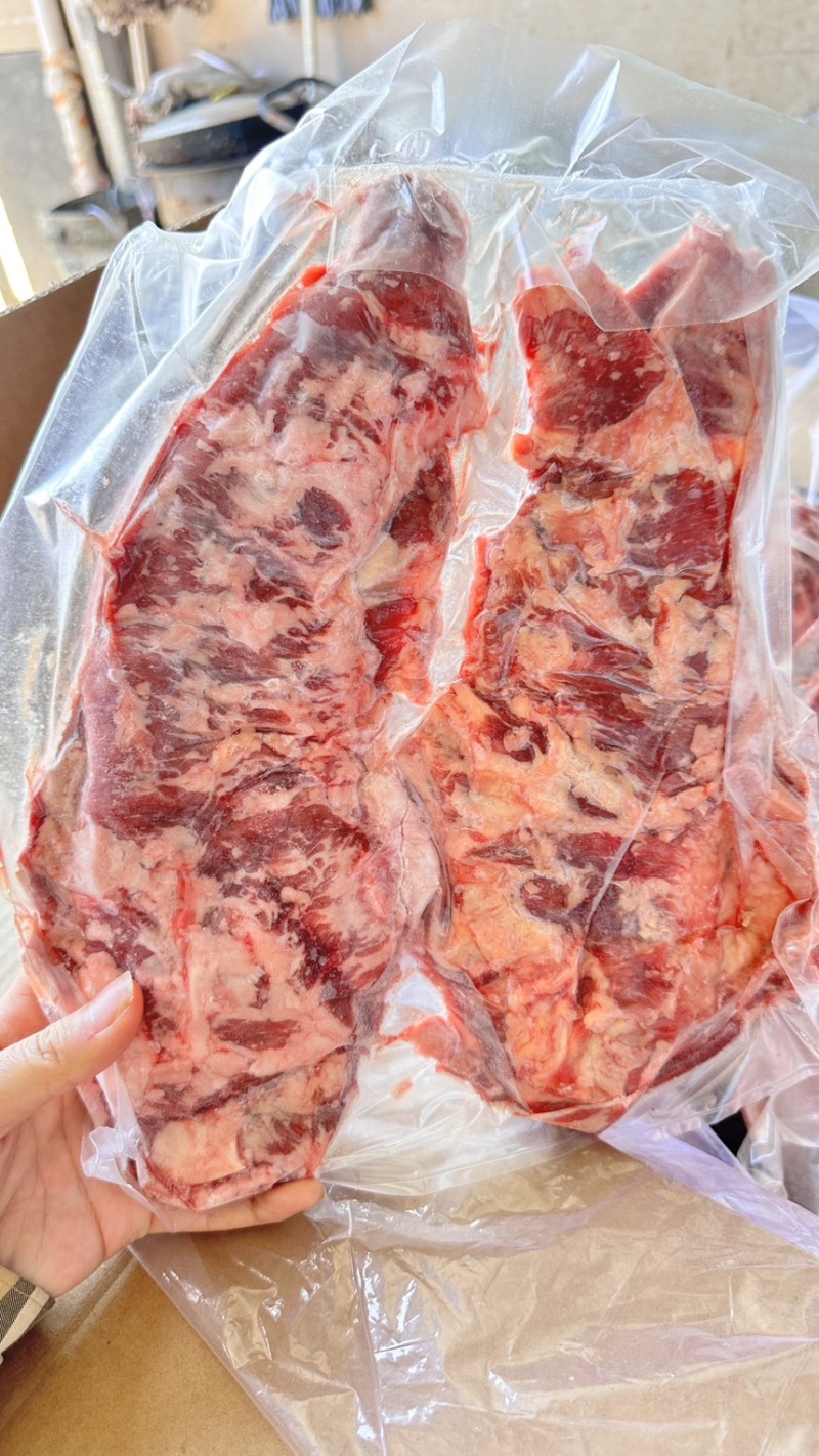 谷饲纯干牛群肉花纹饱满烧烤店使用纯干牛群肉哦单片包装