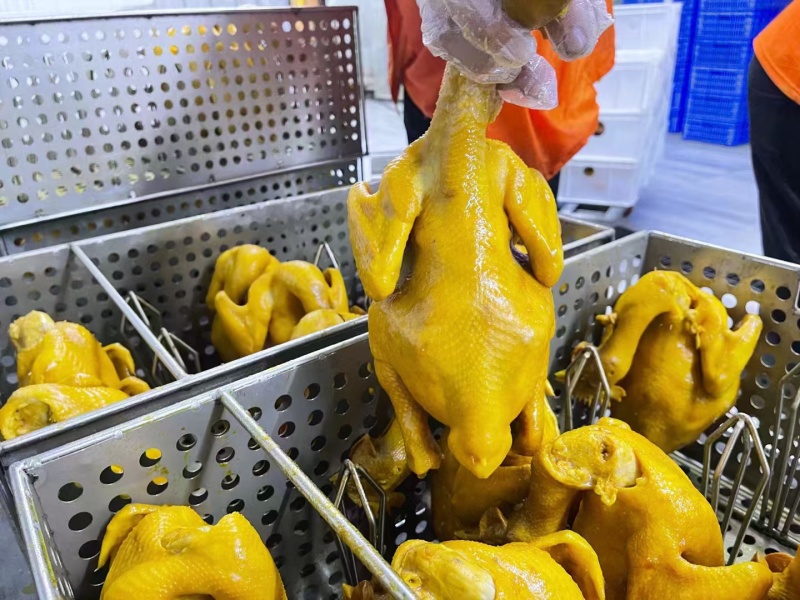 盐焗鸡选用200日清远鸡制作，味道鲜美，新品上市