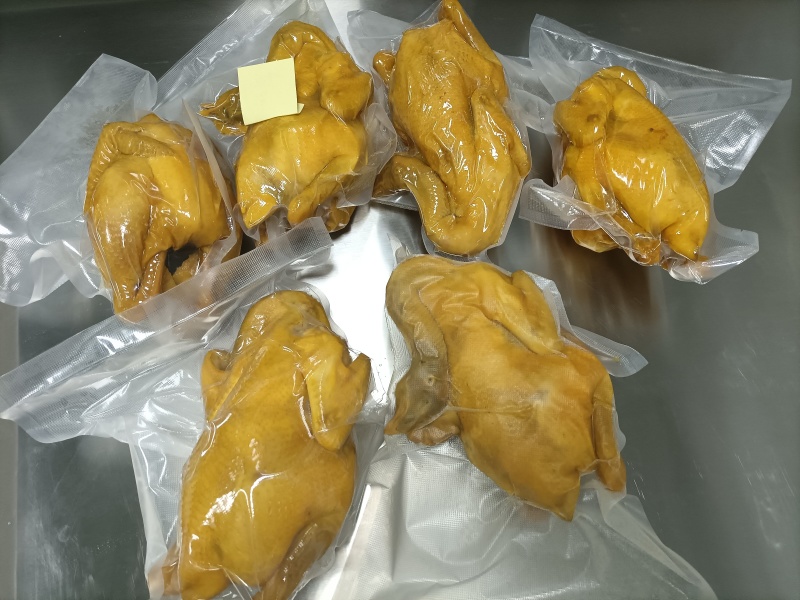 盐焗鸡选用200日清远鸡制作，味道鲜美，新品上市