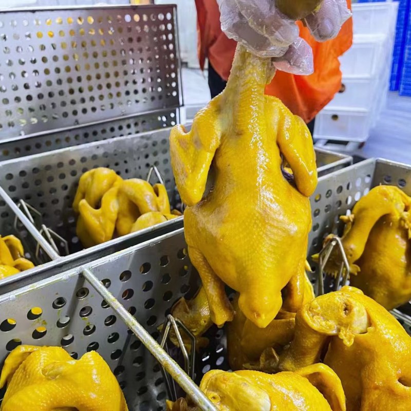 盐焗鸡选用200日清远鸡制作，味道鲜美，新品上市
