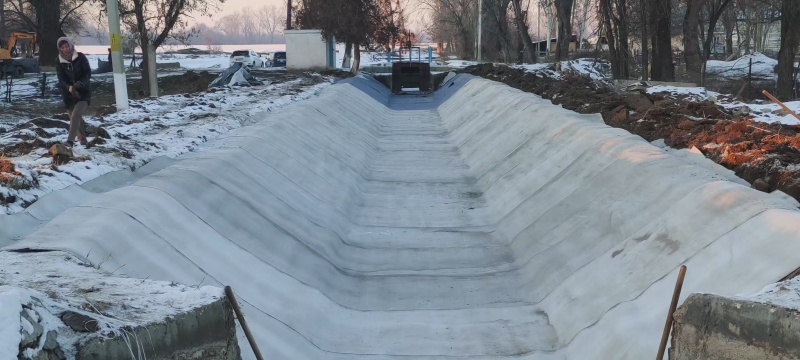 水泥毯规格齐全，使用于鱼塘护坡，沟渠护坡，公路铁路护坡等