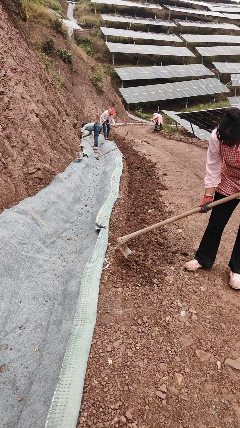 水泥毯规格齐全，使用于鱼塘护坡，沟渠护坡，公路铁路护坡等