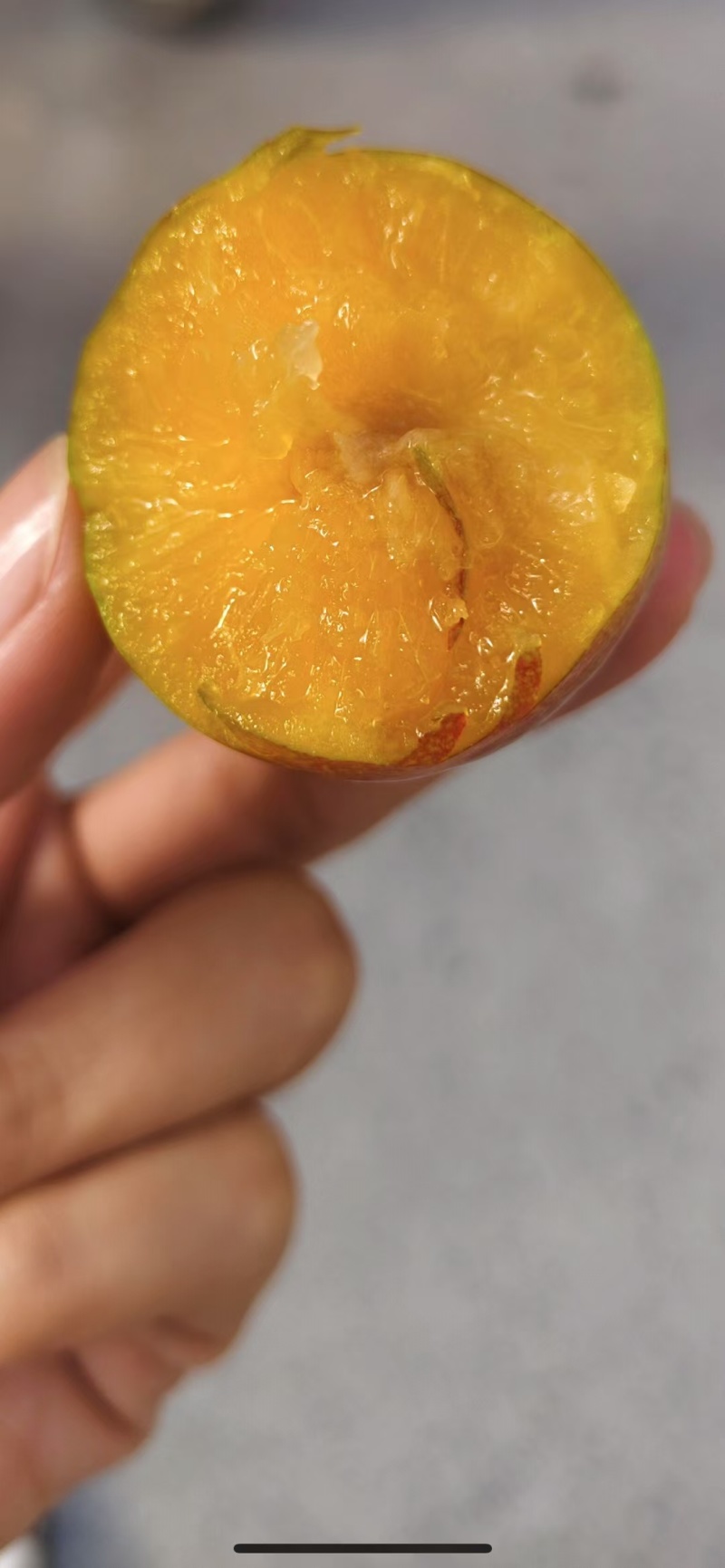 一口爆汁，口感香甜。