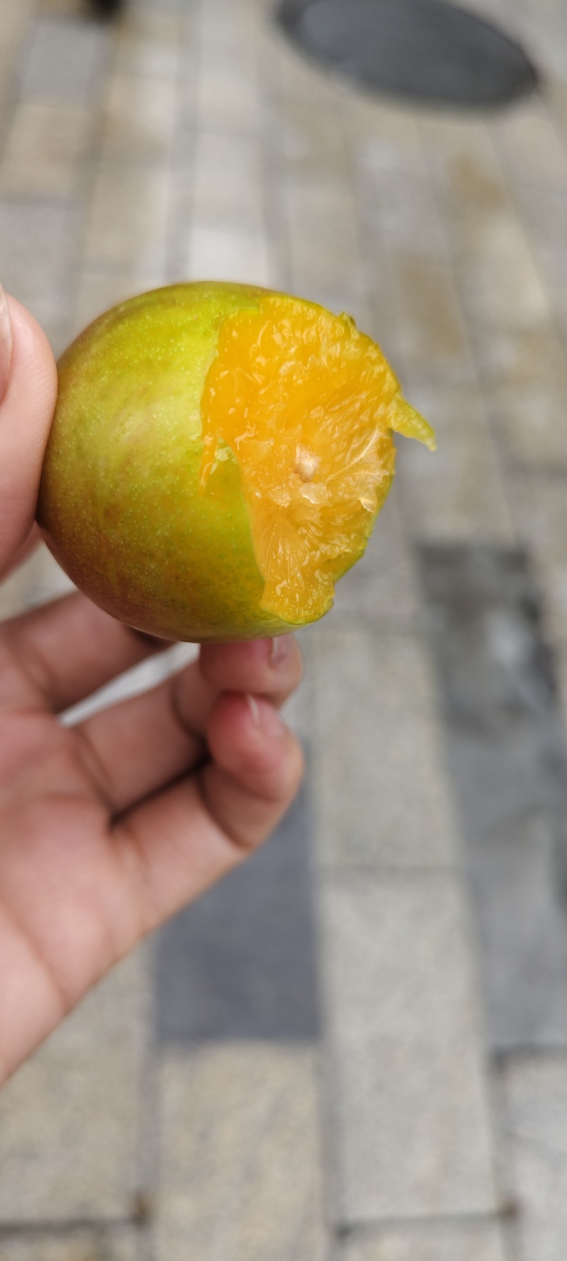 一口爆汁，口感香甜。