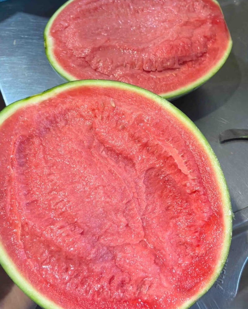 湖北黑皮无籽西瓜大量供应甘甜多汁精品新鲜采摘质量三包