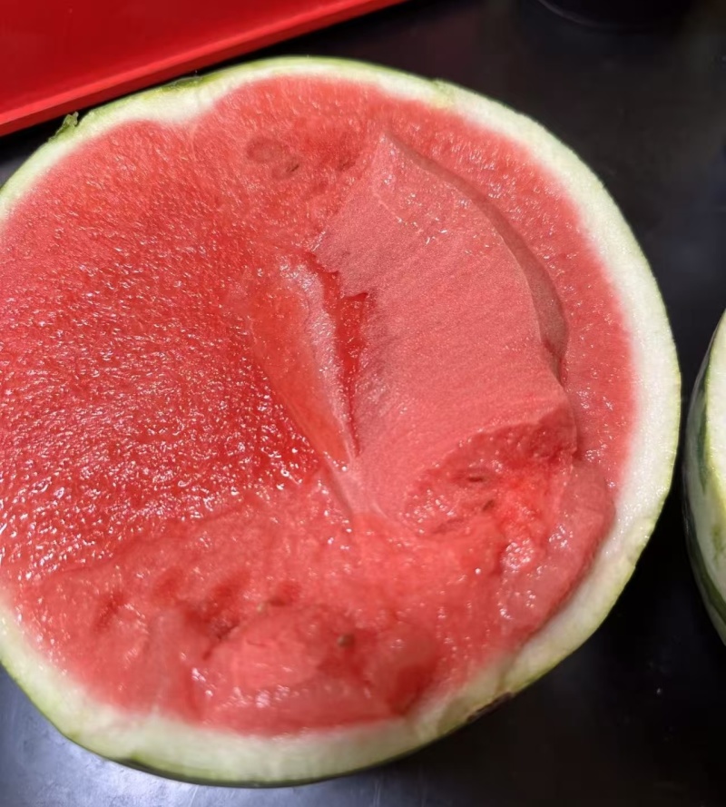 湖北黑皮无籽西瓜大量供应甘甜多汁精品新鲜采摘质量三包