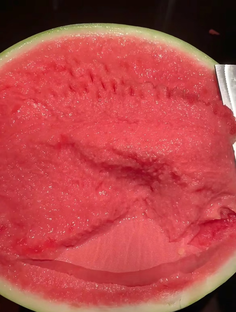 湖北黑皮无籽西瓜大量供应甘甜多汁精品新鲜采摘质量三包