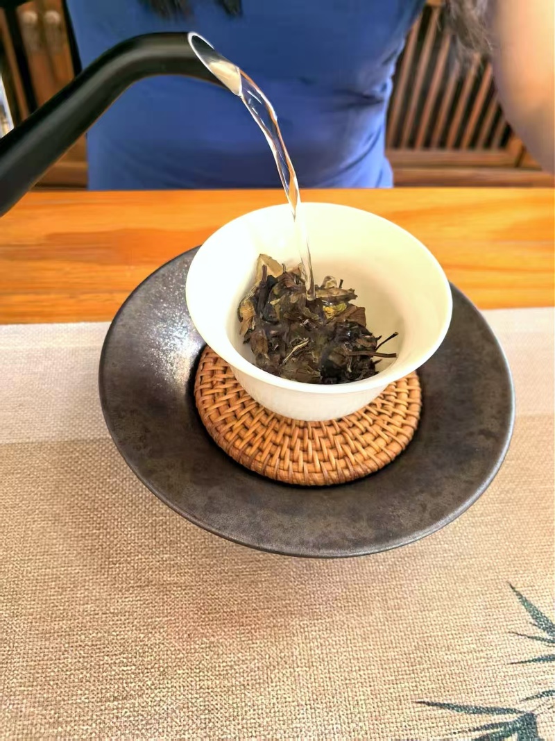 高山茶入口清香，回味甘甜
