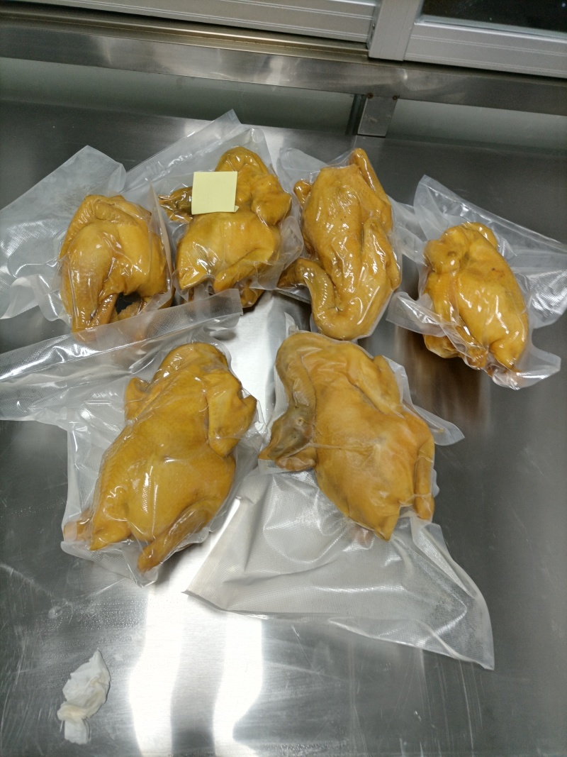 盐焗鸡选用200日清远鸡制作，味道鲜美，新品上市
