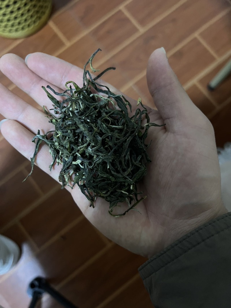 自家茶园高山茶，纯手工，干净卫生全生态，不撒农药不施肥