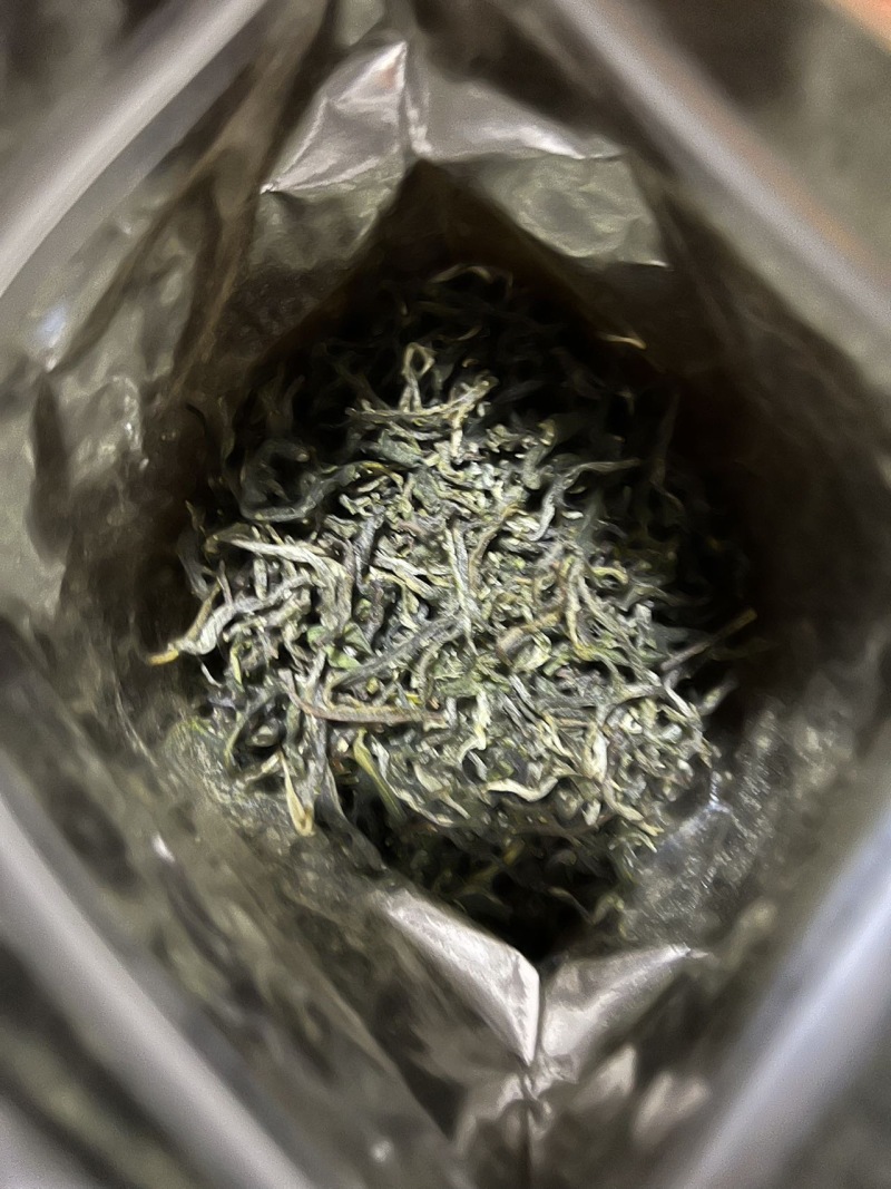 自家茶园高山茶，纯手工，干净卫生全生态，不撒农药不施肥