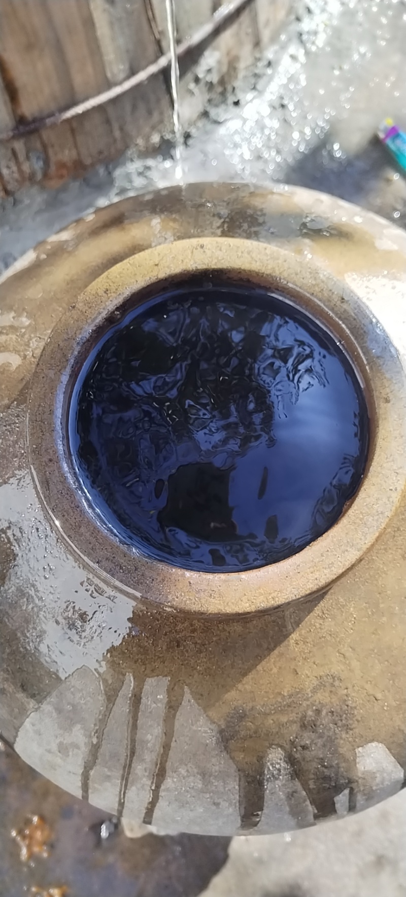 纯粮食酒，纯山泉水，采用古法炮制，无勾兑的粮食酒。