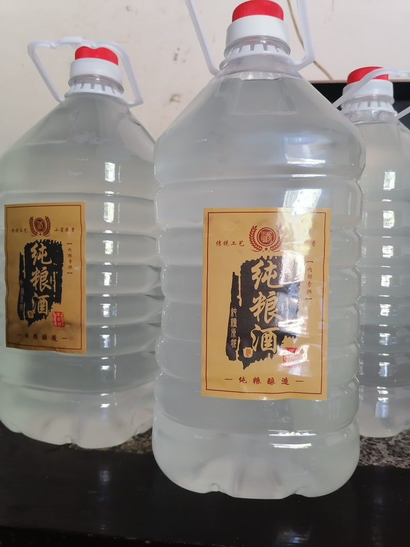 纯粮食酒，纯山泉水，采用古法炮制，无勾兑的粮食酒。